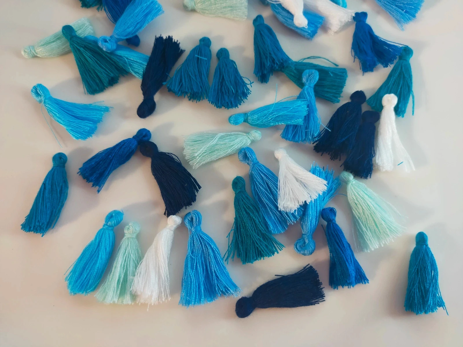 50 pompons blauw en wit lot nr. 6590 – photo 2